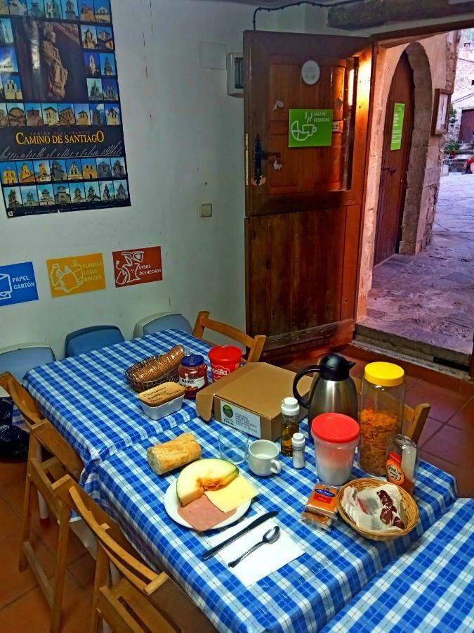 Albergue Restaurante De Artieda Exterior photo